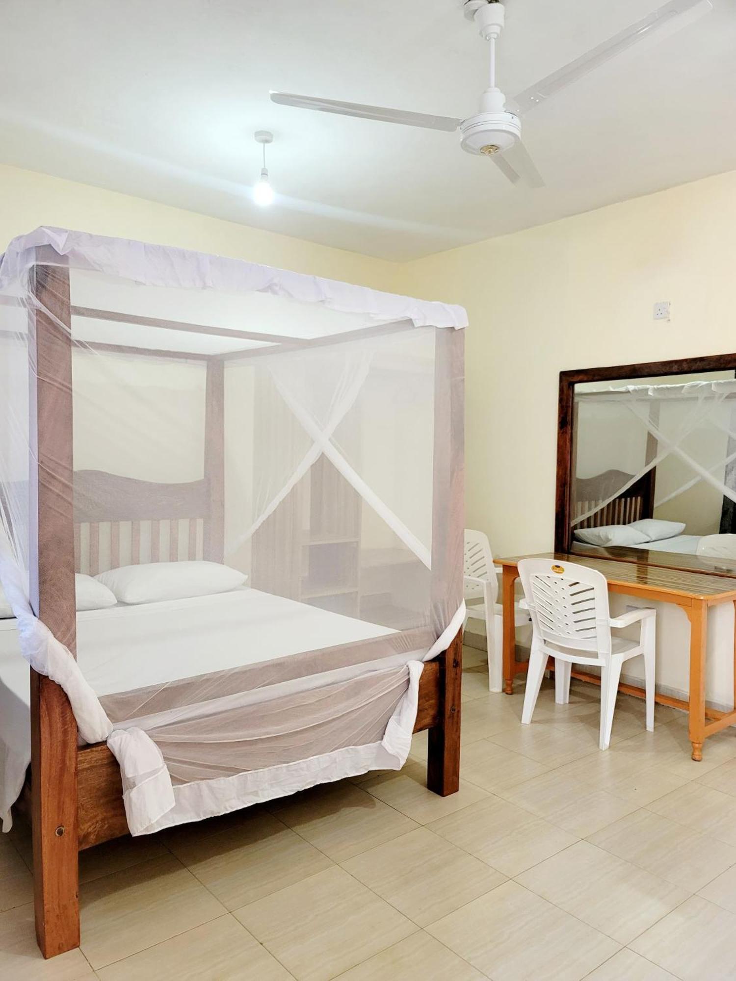 Casuarina Lounge Hotel Malindi Buitenkant foto